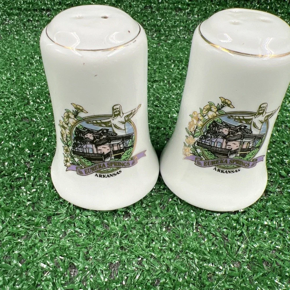 Vintage‎ Arkansas Ceramic Salt & Pepper Shakers White With Art